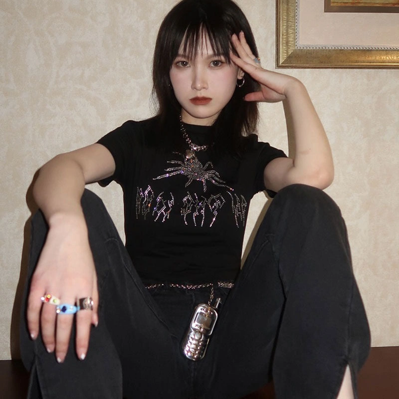 Glitzernder Spinnen-Crop: Y2K-Traum für deinen Sommerlook!
